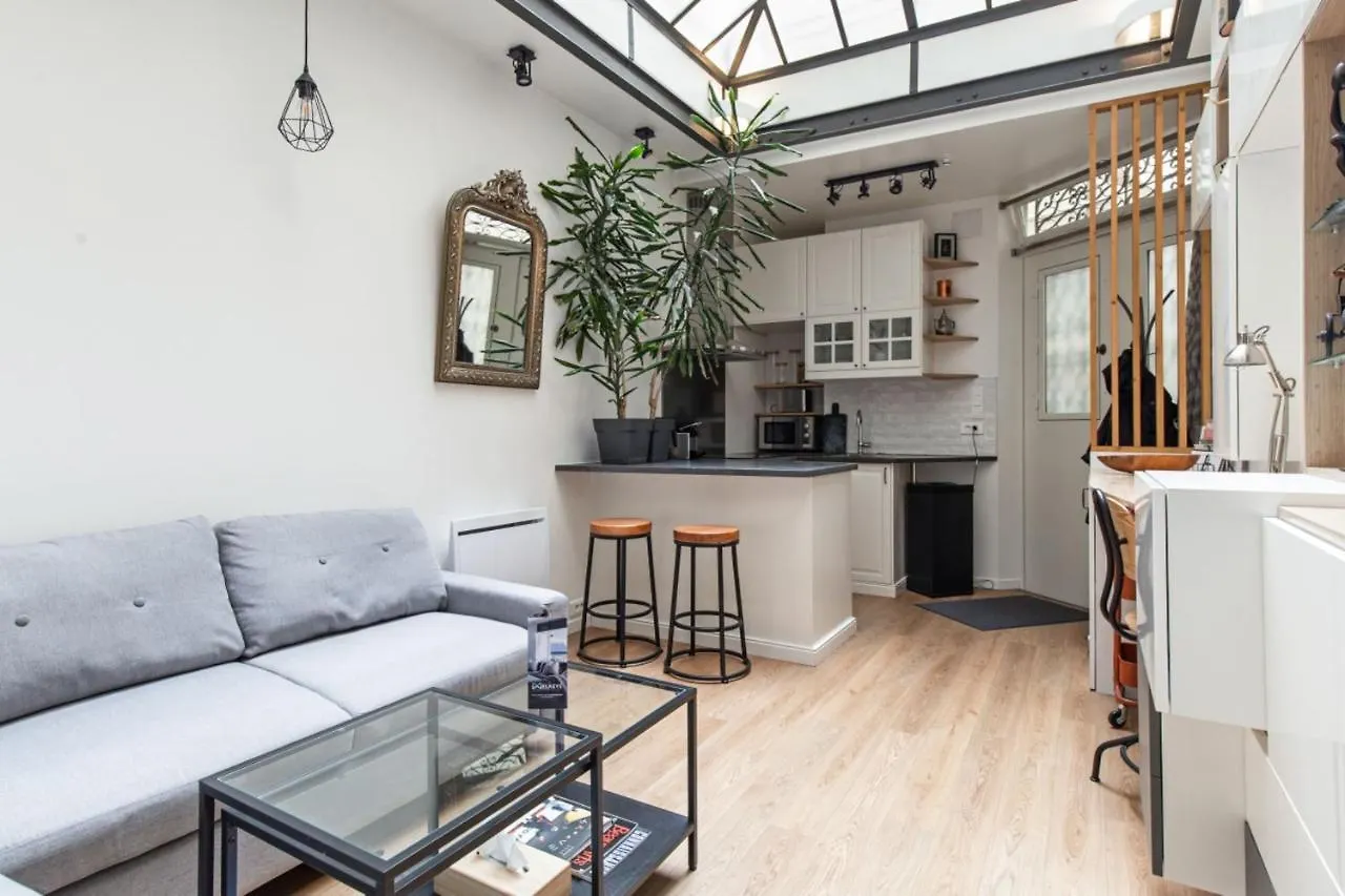 Former Art Studio Under Glass Roof In Strasbourg St-Denis Paris Welkeys França